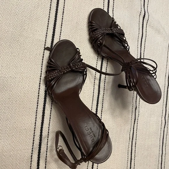 Gucci Brown Heeled Shoes with Elegant Design - Picture 2 of 3
